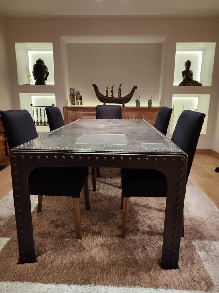 Taxatie van de waarde van een antieke tafel gemaakt van scheepsplaten gekocht in St Ouen