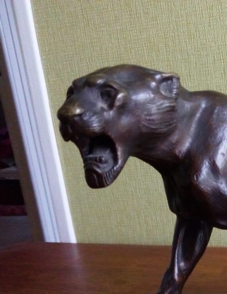Taxatie van een uitzonderlijk bronzen beeld van een panter, gesigneerd Cartier, familie-erfenis in perfecte staat Taxatie van een uitzonderlijk bronzen beeld van een panter, gesigneerd Cartier, familie-erfenis in perfecte staat