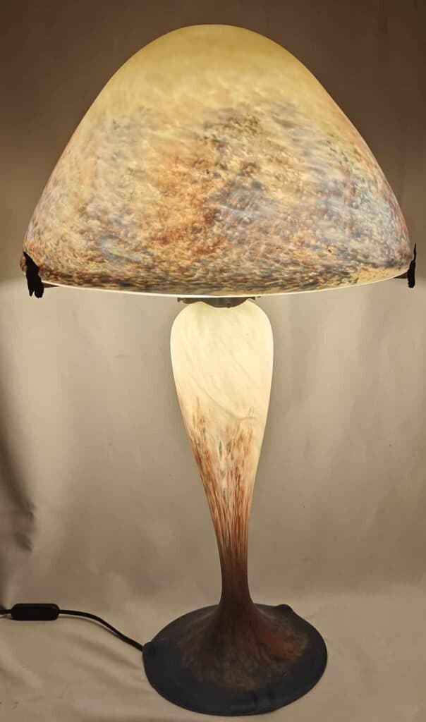 Taxatie van een Art Deco Lamp van Marmerglas, Ondertekend Le Verre Français met Kruis van Lorraine, Hoogte 63cm en Diameter 37cm