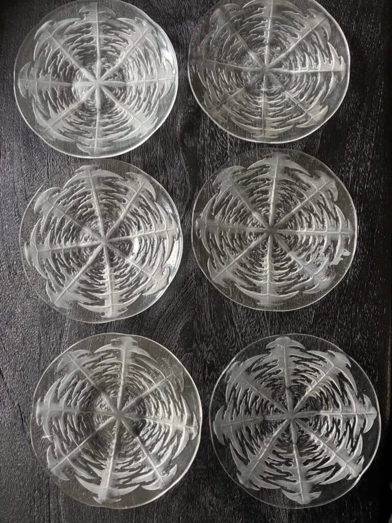 Taxatie van zes Art Nouveau borden gesigneerd door Rene Lalique zonder scheuren Taxatie van zes Art Nouveau borden gesigneerd door Rene Lalique zonder scheuren