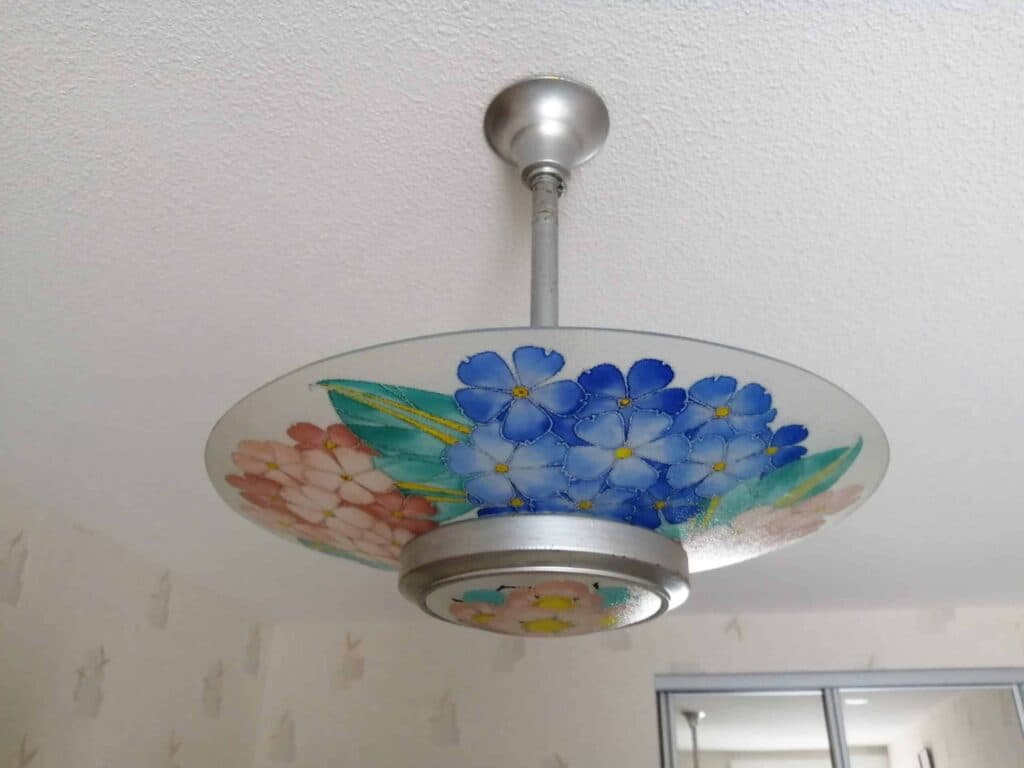 Taxatie van de glazen hanglamp ondertekend door Loys Lucha in Art Nouveau-stijl