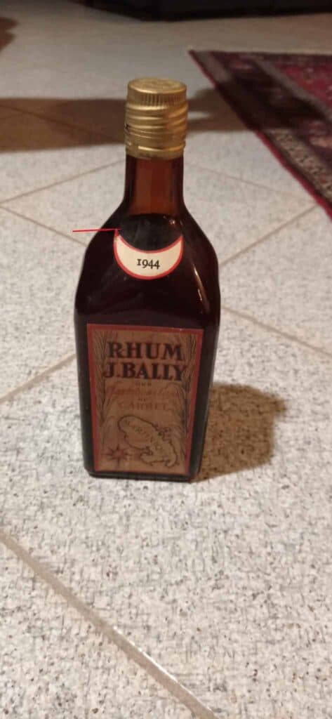 Nauwkeurige taxatie van de waarde van een fles J. Bailly rum, in uitstekende staat en met het aangegeven vloeistofniveau