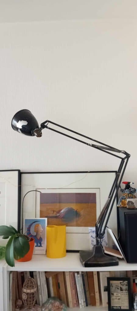 Vintage architectenlamp gesigneerd Hermes, Anglepoise ontwerp uit de jaren 40-50 met een voet van gietijzer en leer