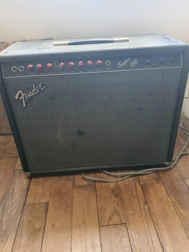Taxatie van een Fender Stratocaster elektrische gitaar met versterker Taxatie van een Fender Stratocaster elektrische gitaar met versterker