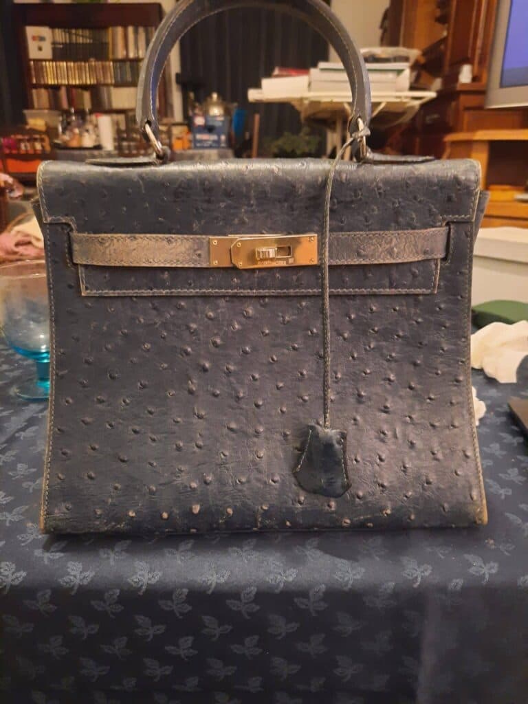 Taxatie van een vintage blauwe leren Kelly tas van het merk Hermes