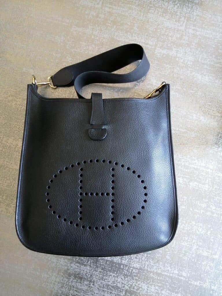 Taxatie voor de vintage Hermes Evelyne tas 32×33 in zwart leer met emblematische handtekening Taxatie voor de vintage Hermes Evelyne tas 32×33 in zwart leer met emblematische handtekening