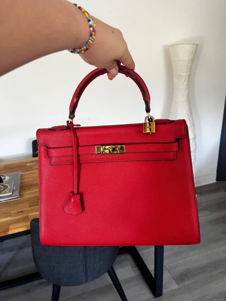 Taxatie van een vintage Hermes Kelly 32 Sellier handtas, nieuw en goed onderhouden, in felrode Epsom leer met gouden afwerkingen.