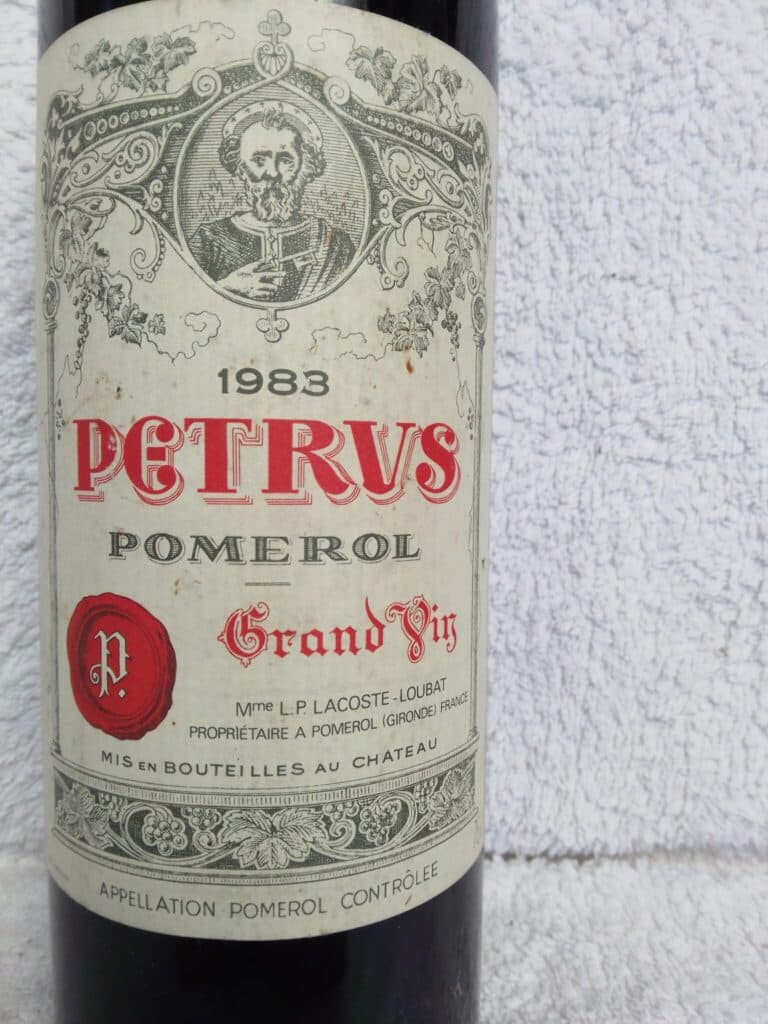 Taxatie van de waarde van een fles rode wijn Petrus uit 1980, geproduceerd in Gironde, Frankrijk, in uitstekende conserveringsstaat