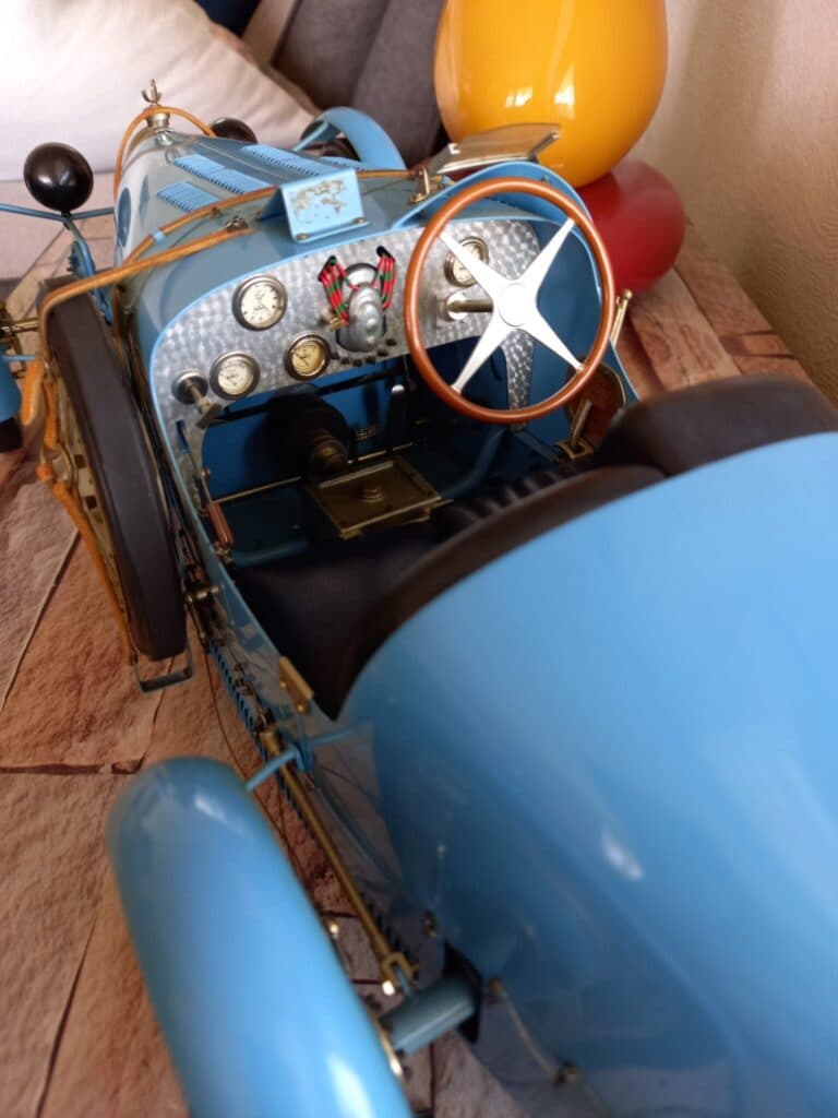 “Taxatie voor het schaalmodel van de oude Bugatti, gesigneerd door P. Fontenelle, met een afwerking van glanzende blauwe verf”