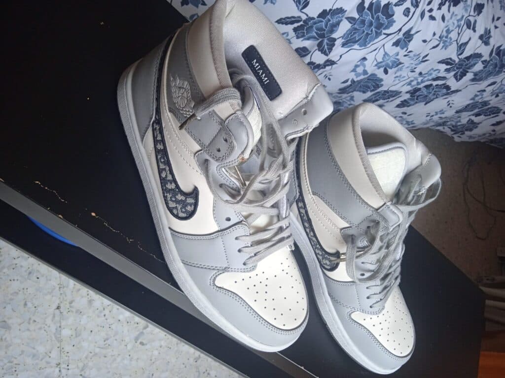 Taxatie van Paar Air Dior Hoge Sneakers in Beperkte Editie Taxatie van Paar Air Dior Hoge Sneakers in Beperkte Editie