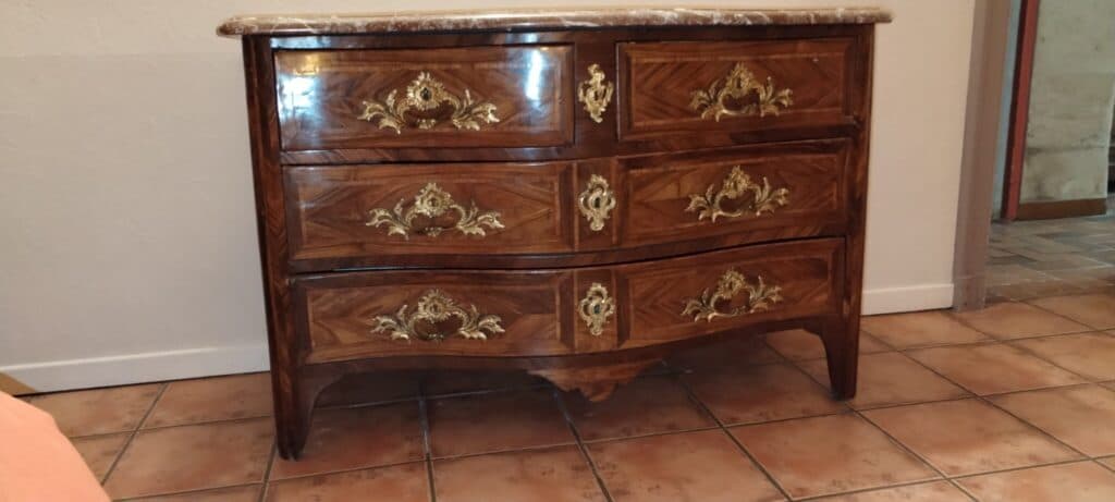 Professionele taxatie van de waarde van een antieke commode gemerkt Criard in marqueterie