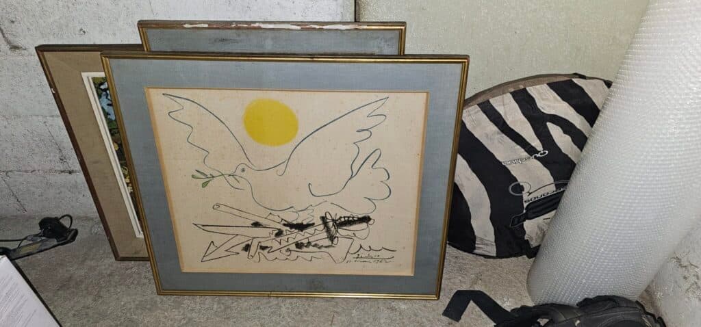Taxatie van de waarde van een tekening van Picasso gedateerd 10 mei 1962, die een duif met een olijftak afbeeldt, met tekenen van veroudering.