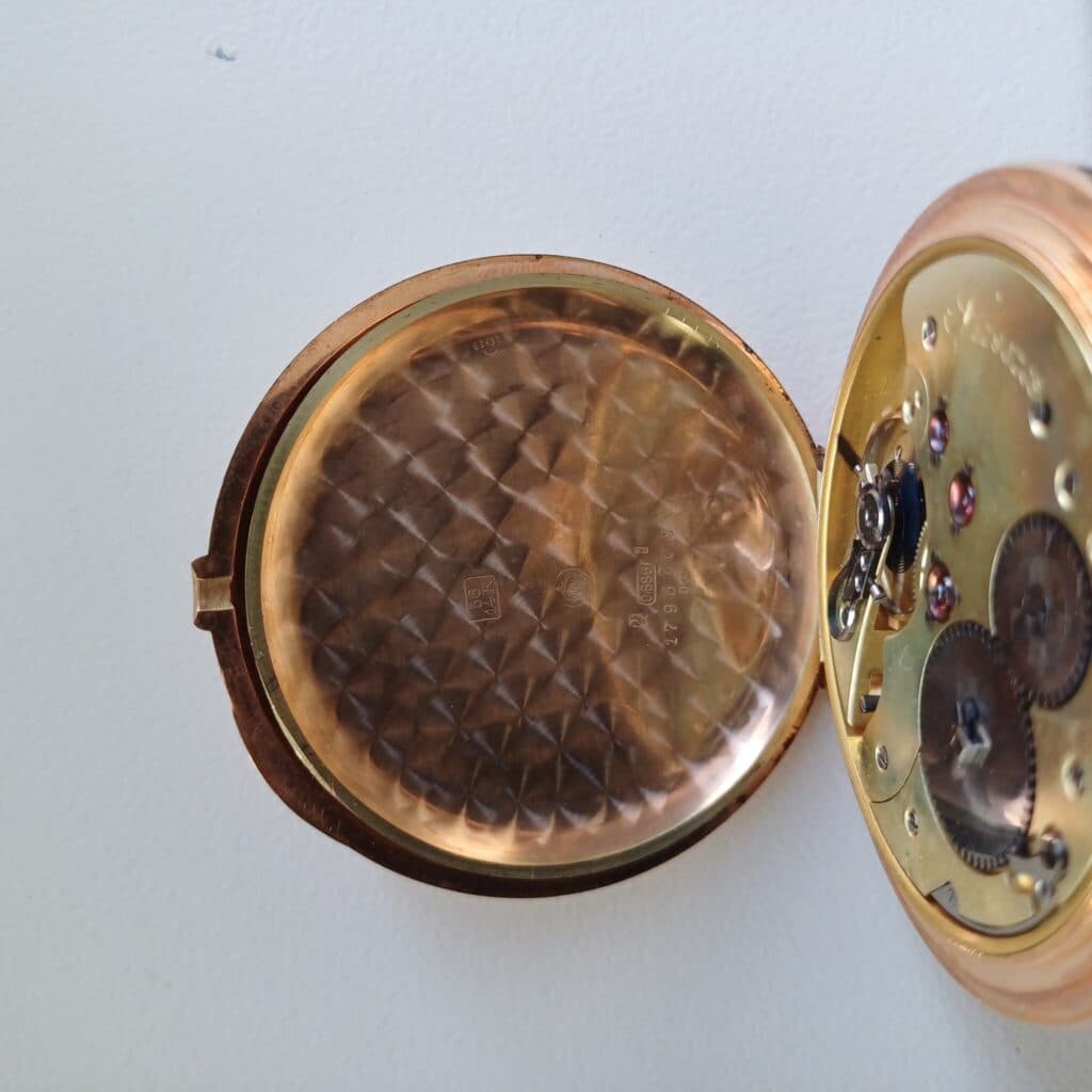 Taxatie van een 14-karaats massief gouden zakhorloge met een diameter van 57,5 cm Taxatie van een 14-karaats massief gouden zakhorloge met een diameter van 57,5 cm