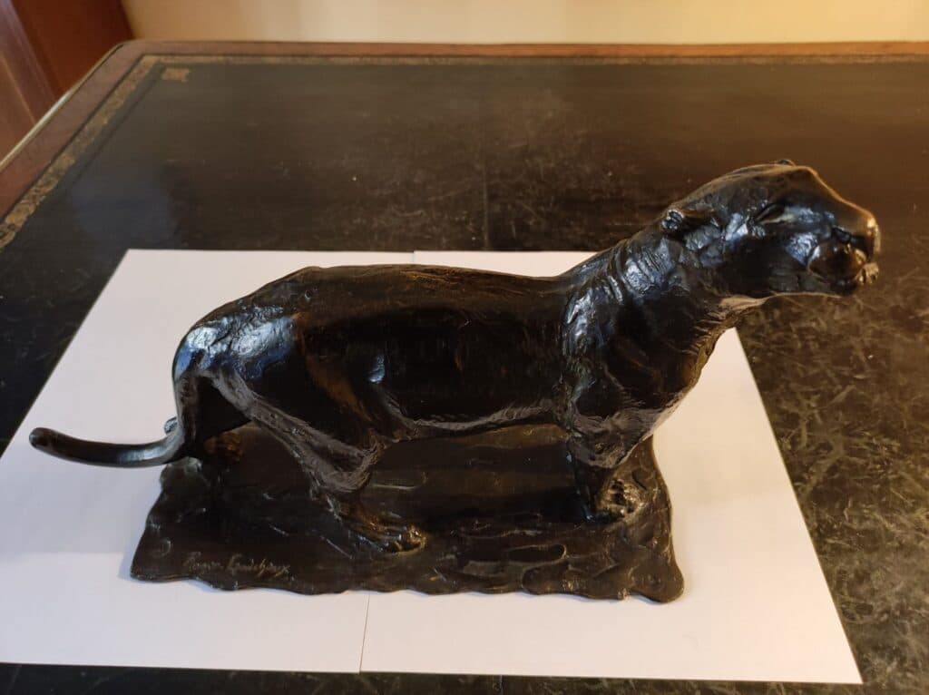 Taxatie van een prachtig bronzen beeld van een leeuwin, gesigneerd door Godchaux, met indrukwekkende afmetingen. Taxatie van een prachtig bronzen beeld van een leeuwin, gesigneerd door Godchaux, met indrukwekkende afmetingen.