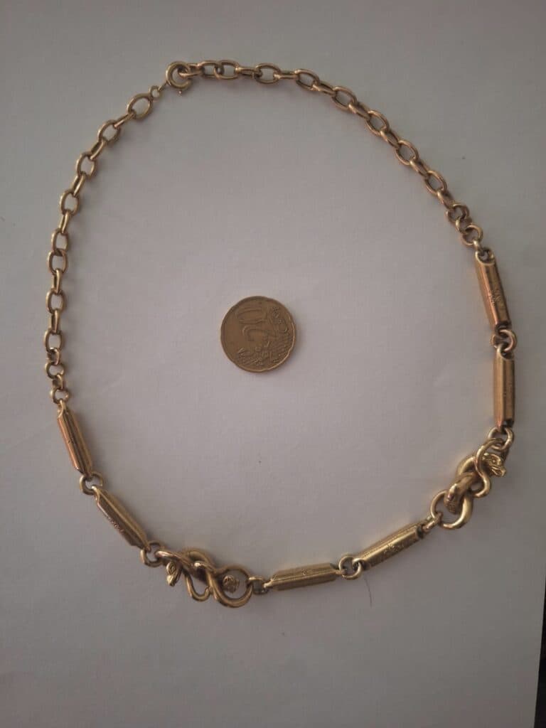 Taxatie van Waarde voor een Oude Gouden Ketting van 18 Karaat met Gegraveerde Ovale en Cilindrische Schakels en Slangenmotieven Taxatie van Waarde voor een Oude Gouden Ketting van 18 Karaat met Gegraveerde Ovale en Cilindrische Schakels en Slangenmotieven