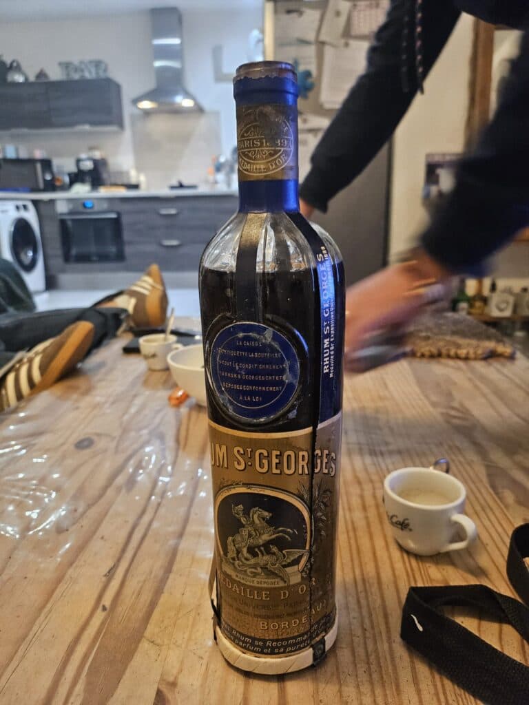 Taxatie van waarde voor een fles rum St. Georges, gouden medaille op de wereldtentoonstelling in 1889, met kurken in goede staat. Taxatie van waarde voor een fles rum St. Georges, gouden medaille op de wereldtentoonstelling in 1889, met kurken in goede staat.