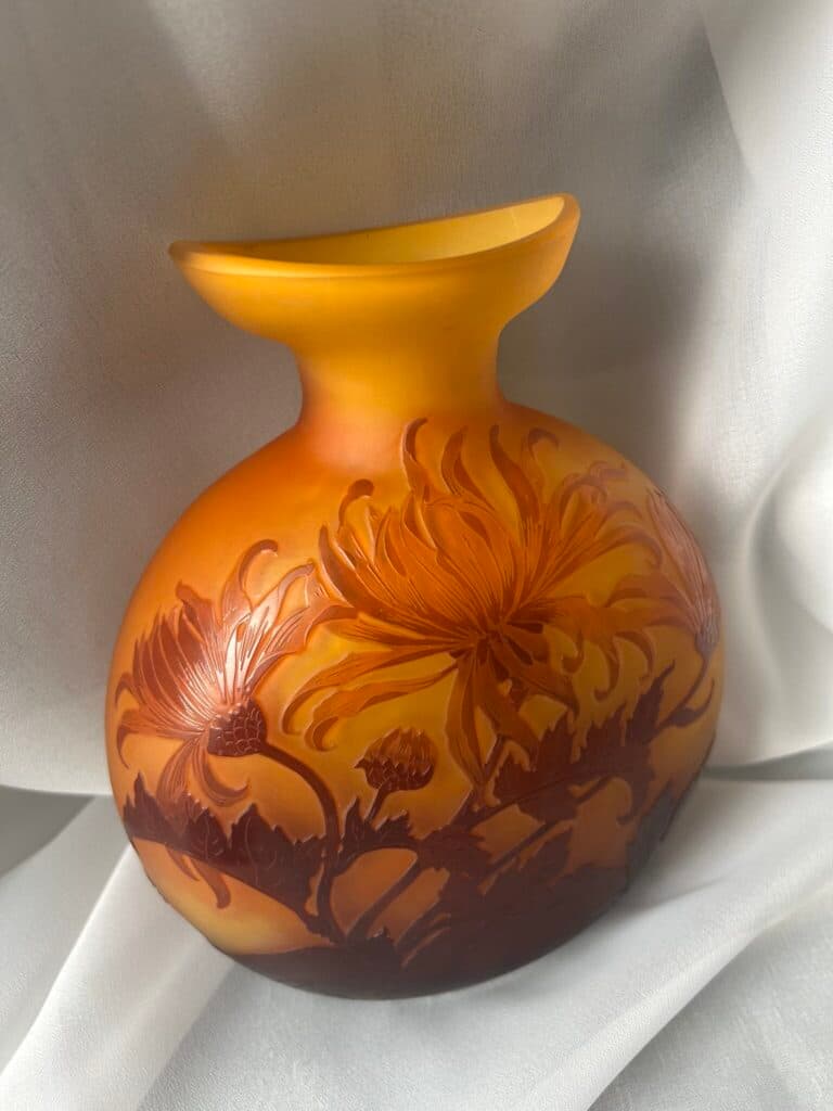 Taxatie van een Art Nouveau vaas in globulaire vorm, gesigneerd Emile Galle, met zuurgeëtste bloemmotieven.