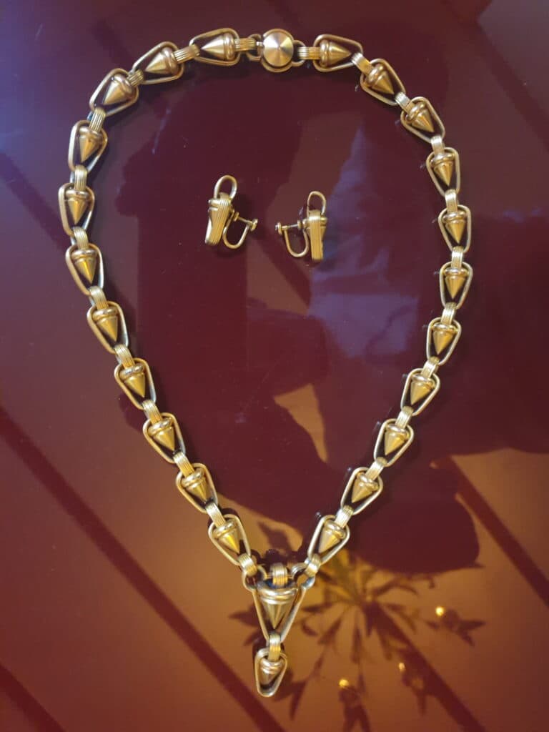 Vintage juwelen set uit de jaren 1930, bestaande uit een ketting en oorbellen van 18 karaats goud, met een gewicht van 62 gram en een lengte van 48 cm open, in bijna nieuwstaat. Vintage juwelen set uit de jaren 1930, bestaande uit een ketting en oorbellen van 18 karaats goud, met een gewicht van 62 gram en een lengte van 48 cm open, in bijna nieuwstaat.