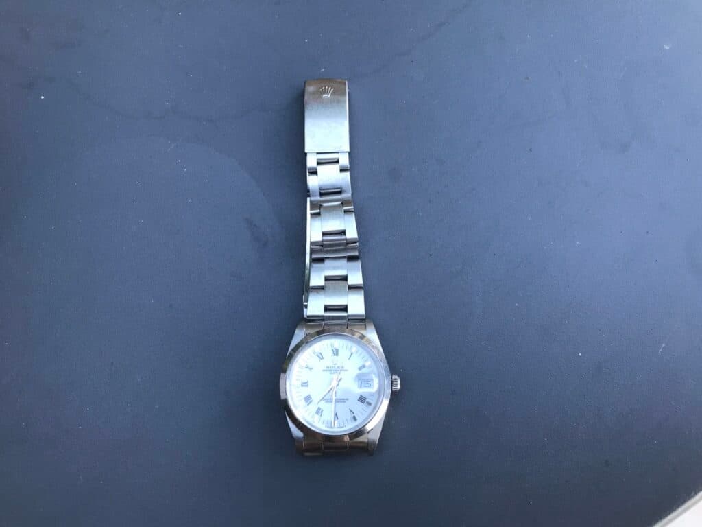 Taxatie van de waarde van een Rolex Oyster Perpetual Date horloge in roestvrij staal met zichtbare gebruikssporen