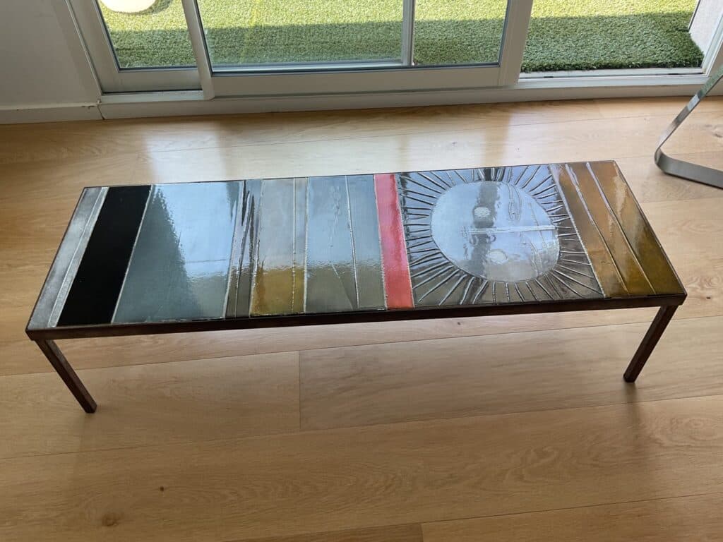 Taxatie van de waarde van een Laag Tafel Zon in Keramiek en Metaal, gesigneerd door de gerenommeerde kunstenaar Roger Capron