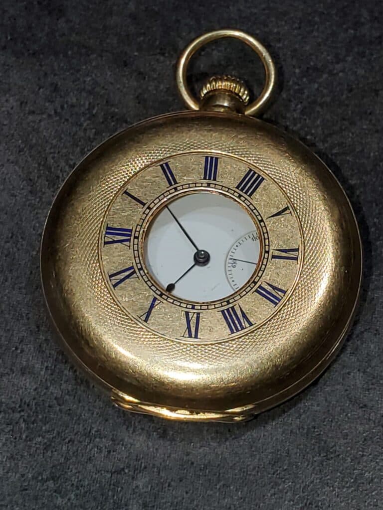 Gedetailleerde evaluatie van het gouden zakhorloge Le Roy et Fils met gravure en serienummer 41838