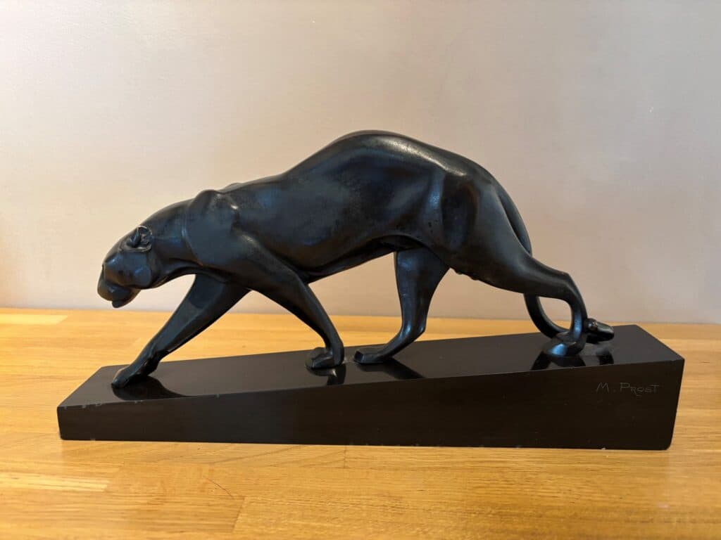 Taxatie van de waarde van een bronzen dierenbeeld van een panter, werk gesigneerd door Maurice Prost Taxatie van de waarde van een bronzen dierenbeeld van een panter, werk gesigneerd door Maurice Prost