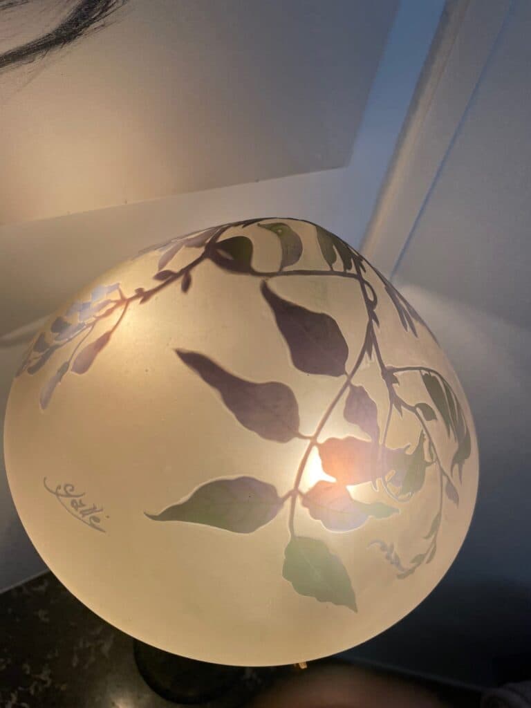 Art Nouveau Galle lamp in gegraveerd glas met gedetailleerde motieven van loof.