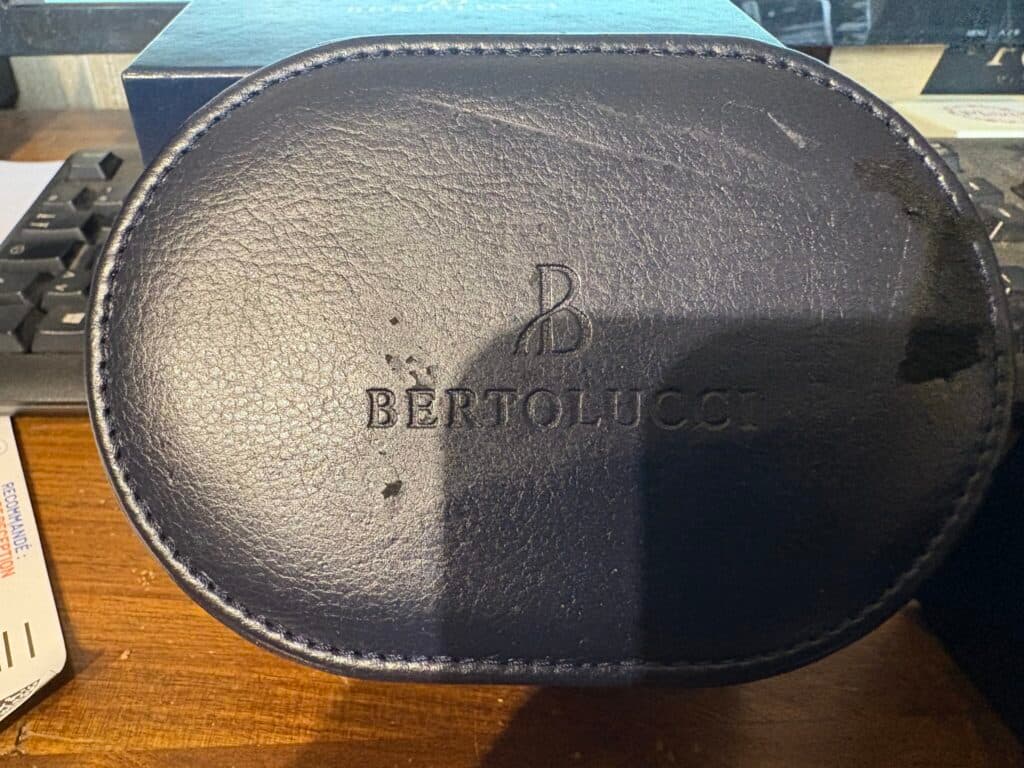 Taxatie van de waarde van een Bertolucci horloge in geelgoud met een struisvogelband, weinig gedragen en altijd in de originele verpakking.