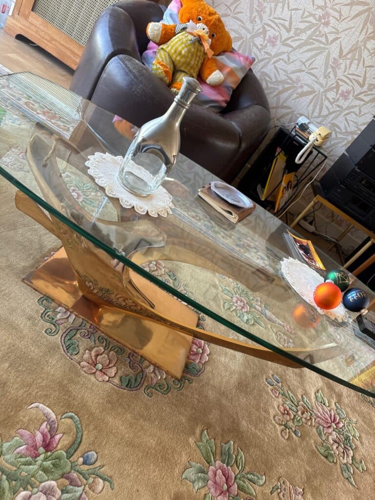 Taxatie van de waarde van een design salontafel in glas en verguld metaal, gesigneerd F.Brouard Taxatie van de waarde van een design salontafel in glas en verguld metaal, gesigneerd F.Brouard