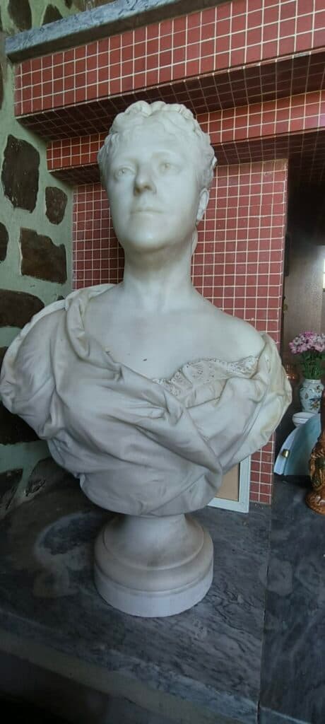 “Taxatie van een Witte Marmeren Buste Sculptuur uit 1880 door Jules Franceschi”
