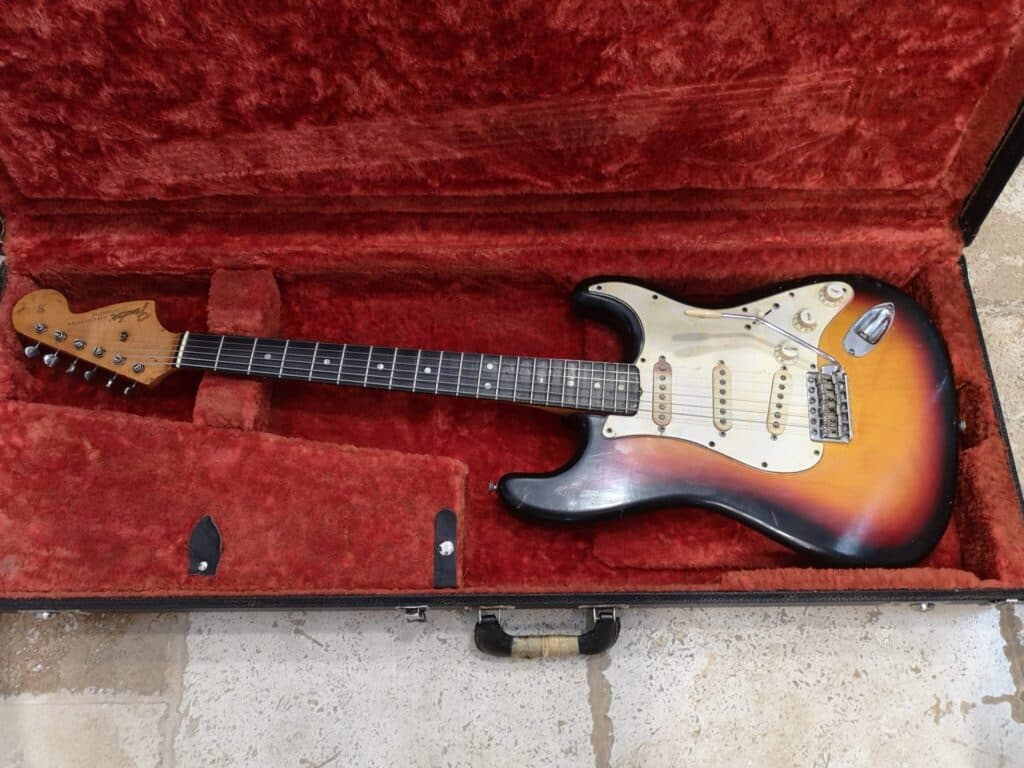 Prachtige Fender Stratocaster gitaar uit het jaar 1967, kleur Sunburst en volledig origineel met zijn originele koffer Prachtige Fender Stratocaster gitaar uit het jaar 1967, kleur Sunburst en volledig origineel met zijn originele koffer