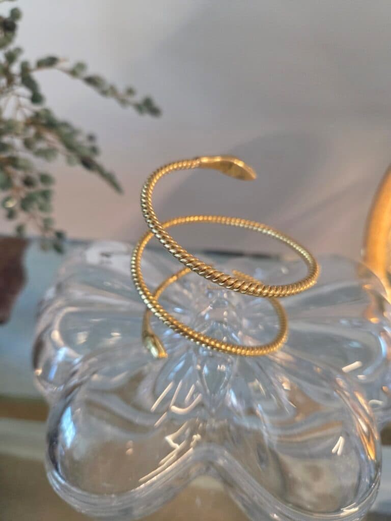 “Armband in oude slangstijl, vervaardigd uit 18-karaats goud, daterend uit de jaren 50-60 en met een gewicht van 72 gram”