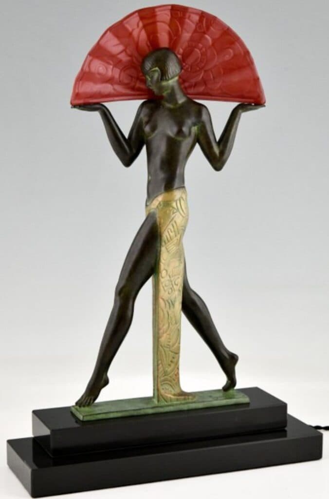 Taxatie van een Art Deco-stijl lamp die een vrouw met een waaier voorstelt, gesigneerd door Raymonde Guerbe en Max Le Verrier, een meesterwerk uit de 21e eeuw afkomstig uit Frankrijk