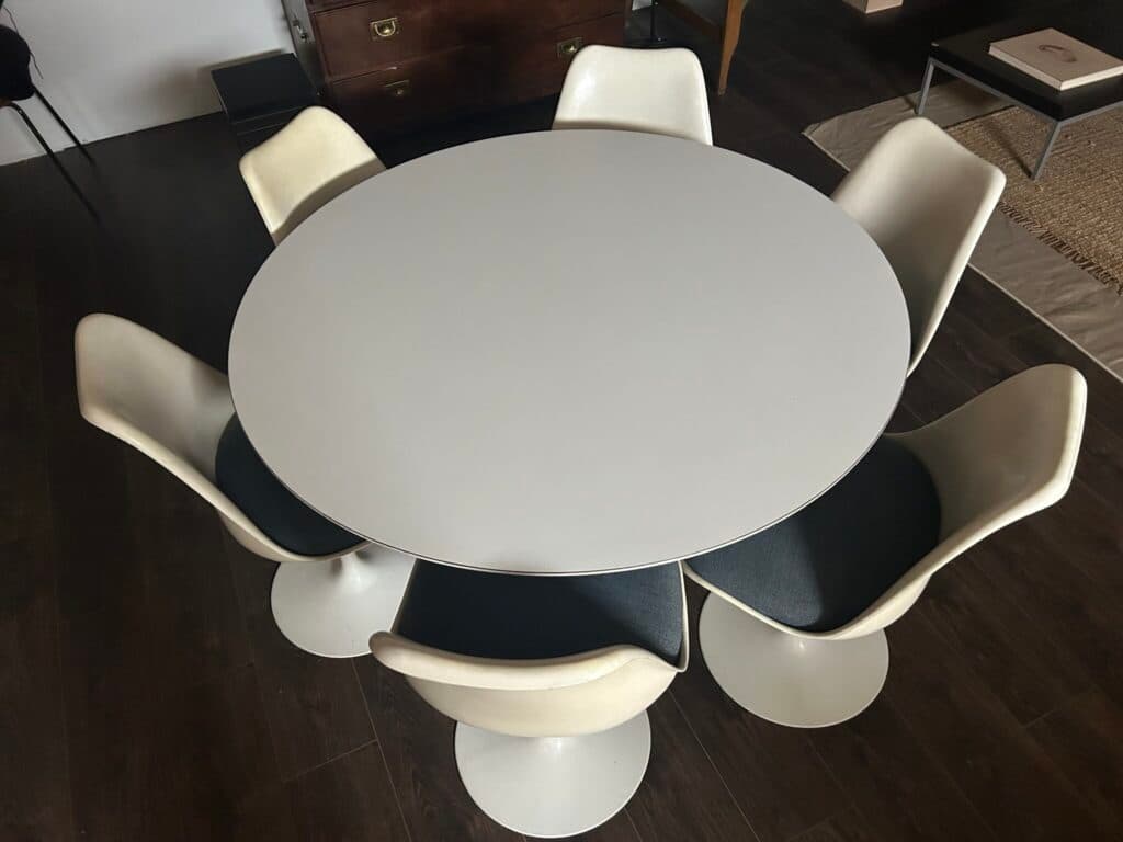 Titel: Prachtige set van ronde Knoll tafel en 6 Tulip stoelen uit de late jaren ’70 voor liefhebbers van iconisch design