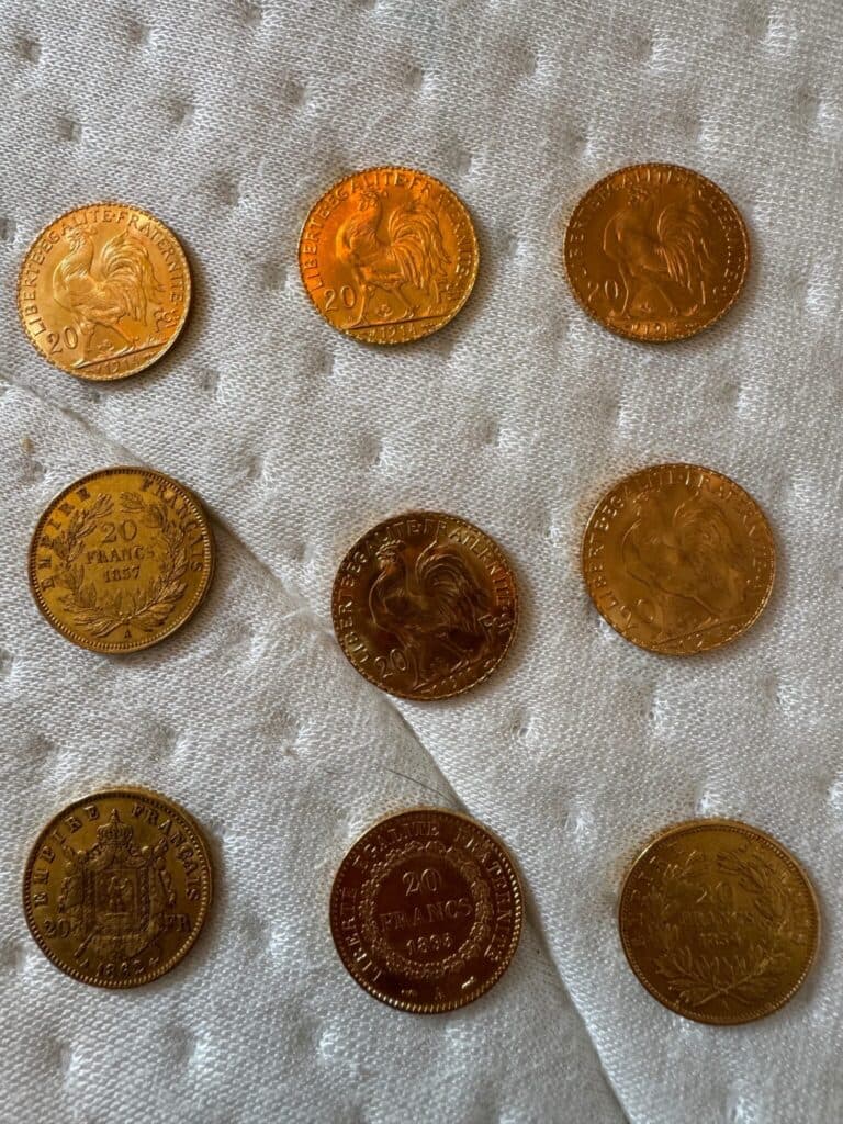 “Collectie van Franse gouden munten van 20 francs uit de 19e en het begin van de 20e eeuw met republikeinse en keizerlijke symbolen” “Collectie van Franse gouden munten van 20 francs uit de 19e en het begin van de 20e eeuw met republikeinse en keizerlijke symbolen”