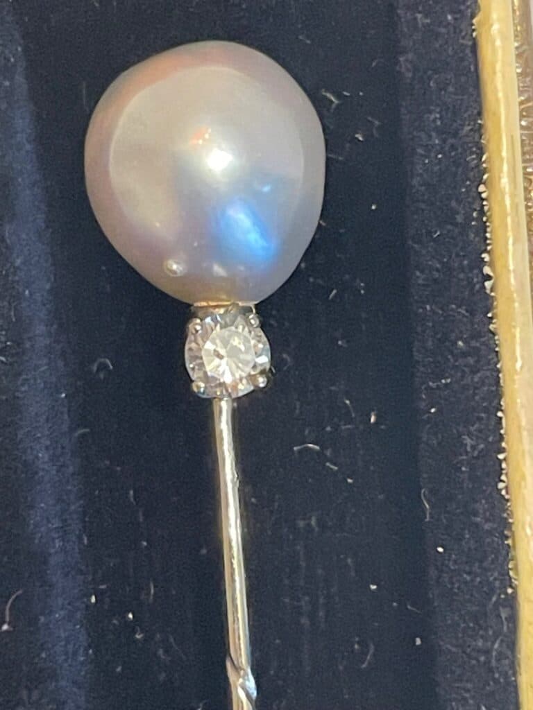Nauwkeurige taxatie van een parel- en diamanten hoedspeld, zorgvuldig vervaardigd voor een verfijnde elegantie in de categorie sieraden ring. Nauwkeurige taxatie van een parel- en diamanten hoedspeld, zorgvuldig vervaardigd voor een verfijnde elegantie in de categorie sieraden ring.