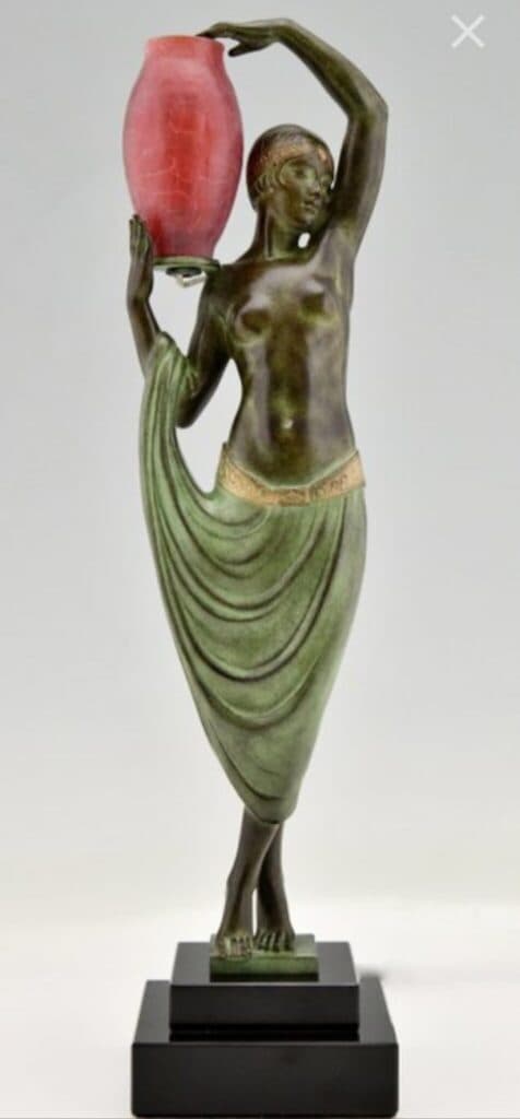 “Elegante Art Deco Lamp gesigneerd Fayral – Een Meesterwerk van Pierre Le Faguays en Max Le Verrier dat een Naakte Vrouw met Vaasje voorstelt”