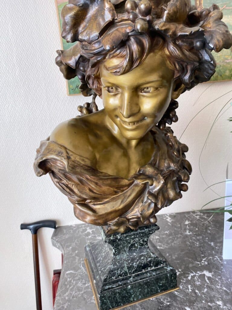 Taxatie van de waarde van de bronzen sculptuur “De lachende vrouw van Carpeaux” op een marmeren sokkel Taxatie van de waarde van de bronzen sculptuur “De lachende vrouw van Carpeaux” op een marmeren sokkel