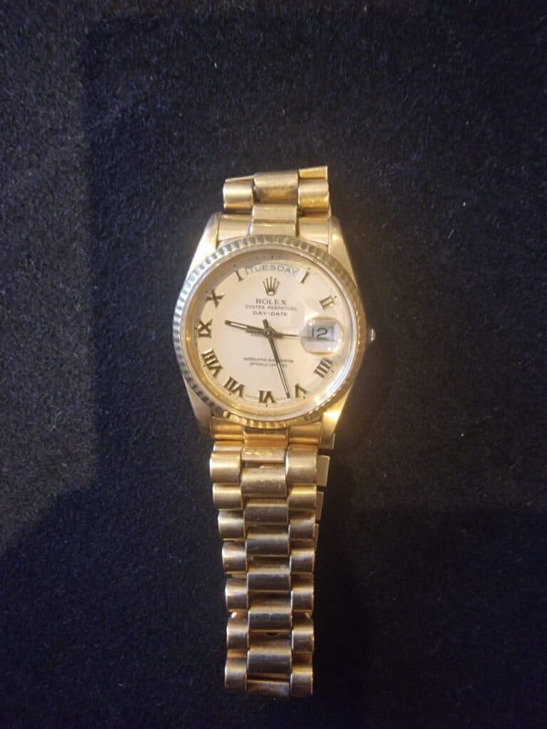 Taxatie van de waarde van een Rolex Oyster Perpetual Day Date van 36 mm in 18-karaats goud met een ontbrekende knop Taxatie van de waarde van een Rolex Oyster Perpetual Day Date van 36 mm in 18-karaats goud met een ontbrekende knop