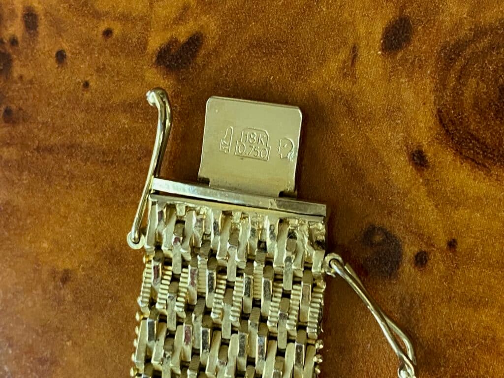 Taxatie van waarde voor een 18K gouden armband met verstrengelde schakels van afmetingen 19×2,5 cm Taxatie van waarde voor een 18K gouden armband met verstrengelde schakels van afmetingen 19×2,5 cm