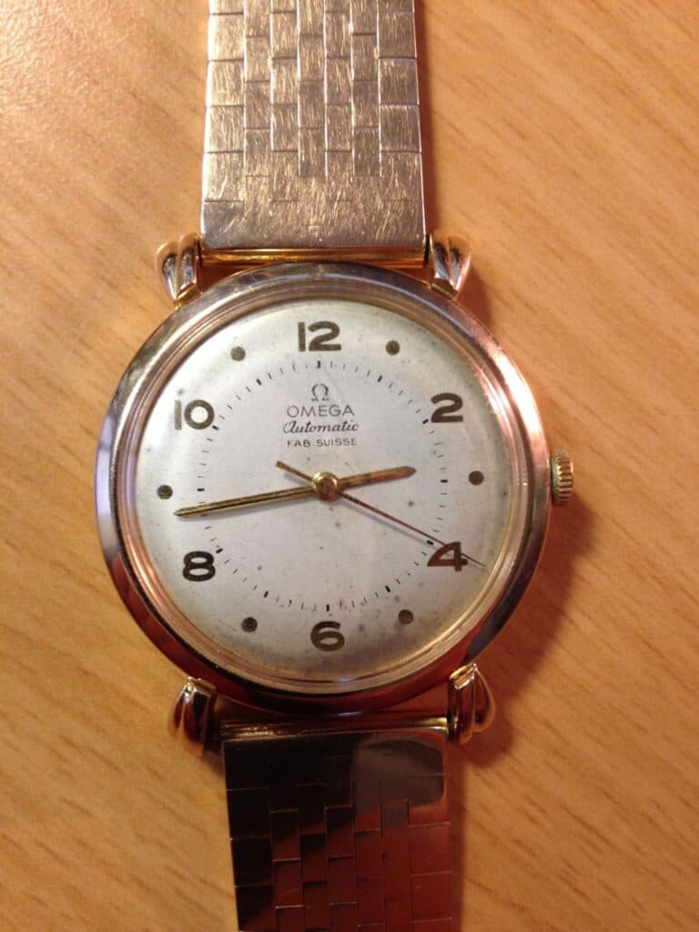 Taxatie van een automatische Omega-horloge van goud met een diameter van 35 mm en een dikte van 5 mm Taxatie van een automatische Omega-horloge van goud met een diameter van 35 mm en een dikte van 5 mm