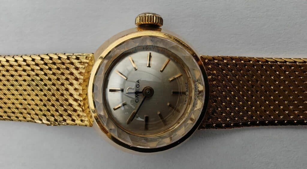 Taxatie van twee dameshorloges van Omega, de ene in witgoud versierd met diamanten, de andere in geelgoud Taxatie van twee dameshorloges van Omega, de ene in witgoud versierd met diamanten, de andere in geelgoud
