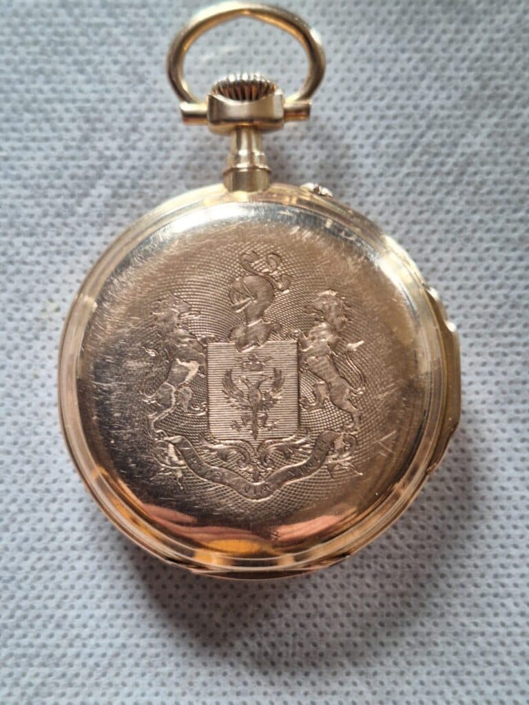 Gouden pocketwatch gegraveerd met wapen, beschadigde wijzerplaat en kenmerken uit die tijd Gouden pocketwatch gegraveerd met wapen, beschadigde wijzerplaat en kenmerken uit die tijd