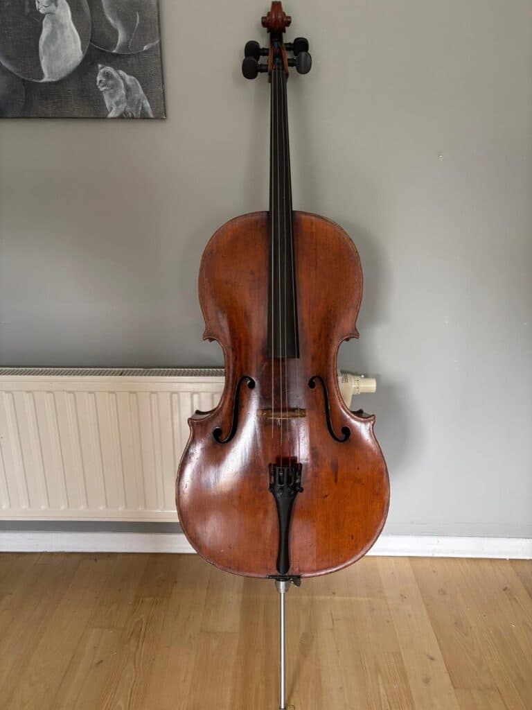 Taxatie van de waarde van een cello uit 1756, gemaakt door de Belgische luthier Ambroise de Comble, bewaard in zijn originele staat. Taxatie van de waarde van een cello uit 1756, gemaakt door de Belgische luthier Ambroise de Comble, bewaard in zijn originele staat.