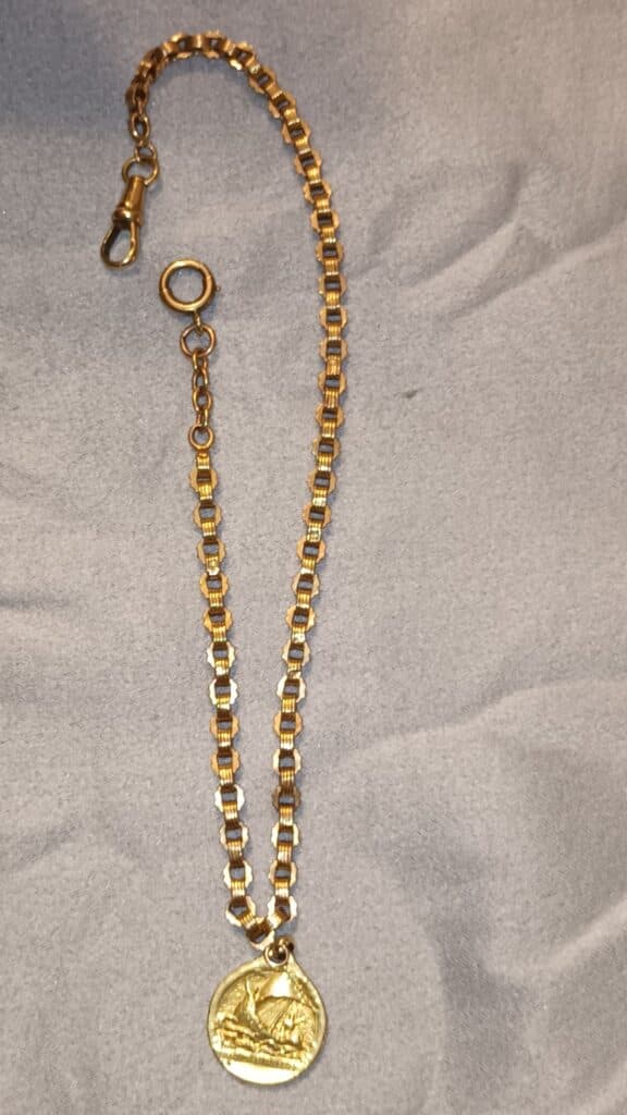 “Ketting in perfecte staat met een unieke medaille van St. Michael en twee figuren in een boot” “Ketting in perfecte staat met een unieke medaille van St. Michael en twee figuren in een boot”