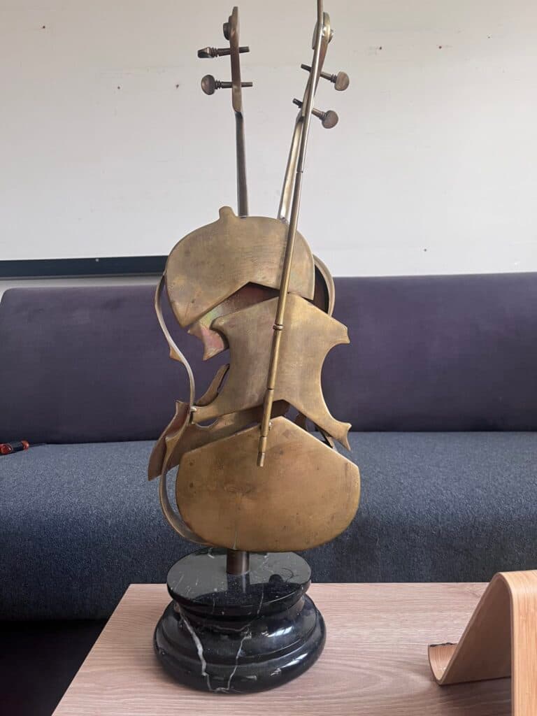 Taxatie van een unieke sculptuur: De viool van Arman, een indrukwekkend kunstwerk Taxatie van een unieke sculptuur: De viool van Arman, een indrukwekkend kunstwerk