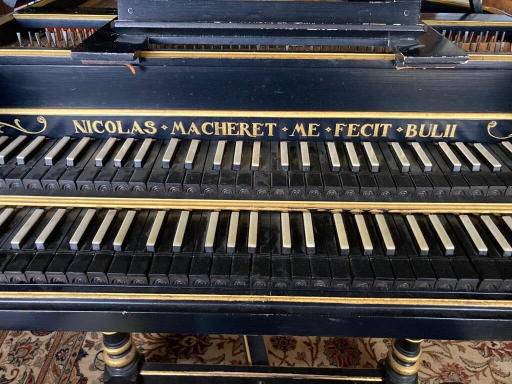Taxatie van de prijs voor een clavecimbel van Nicolas Macheret in goede algemene staat met enkele te verwachten retouches Taxatie van de prijs voor een clavecimbel van Nicolas Macheret in goede algemene staat met enkele te verwachten retouches