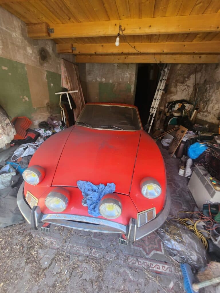 “Verzamelvoertuig Matra 530 SX uit 1970 in stofrode kleur dat een opknapbeurt nodig heeft”