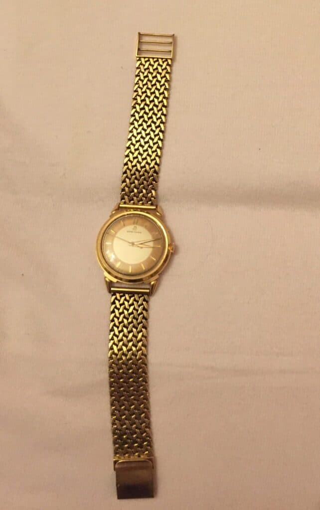 Taxatie van de waarde van een gouden Breitling-horloge, een erfstuk in uitstekende staat Taxatie van de waarde van een gouden Breitling-horloge, een erfstuk in uitstekende staat