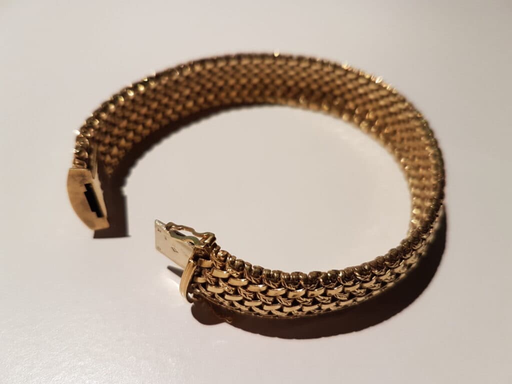 Taxatie van een 18-karaats gouden armband met een juwelierhandtekening, met een gewicht van 62 gram in bijna nieuwe staat.